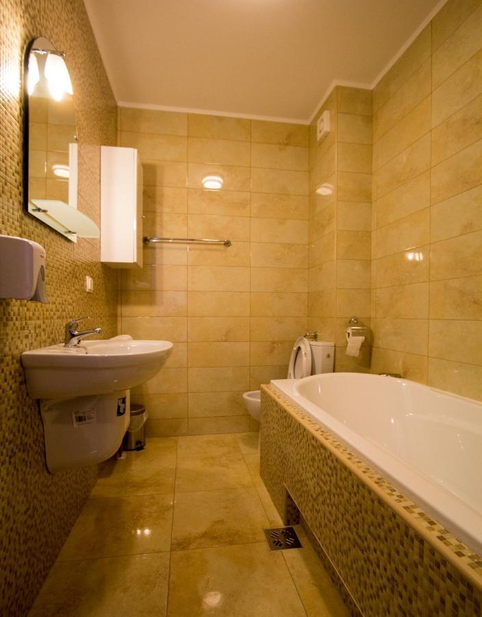 Amade Pension & Restaurant Siculeni Zewnętrze zdjęcie